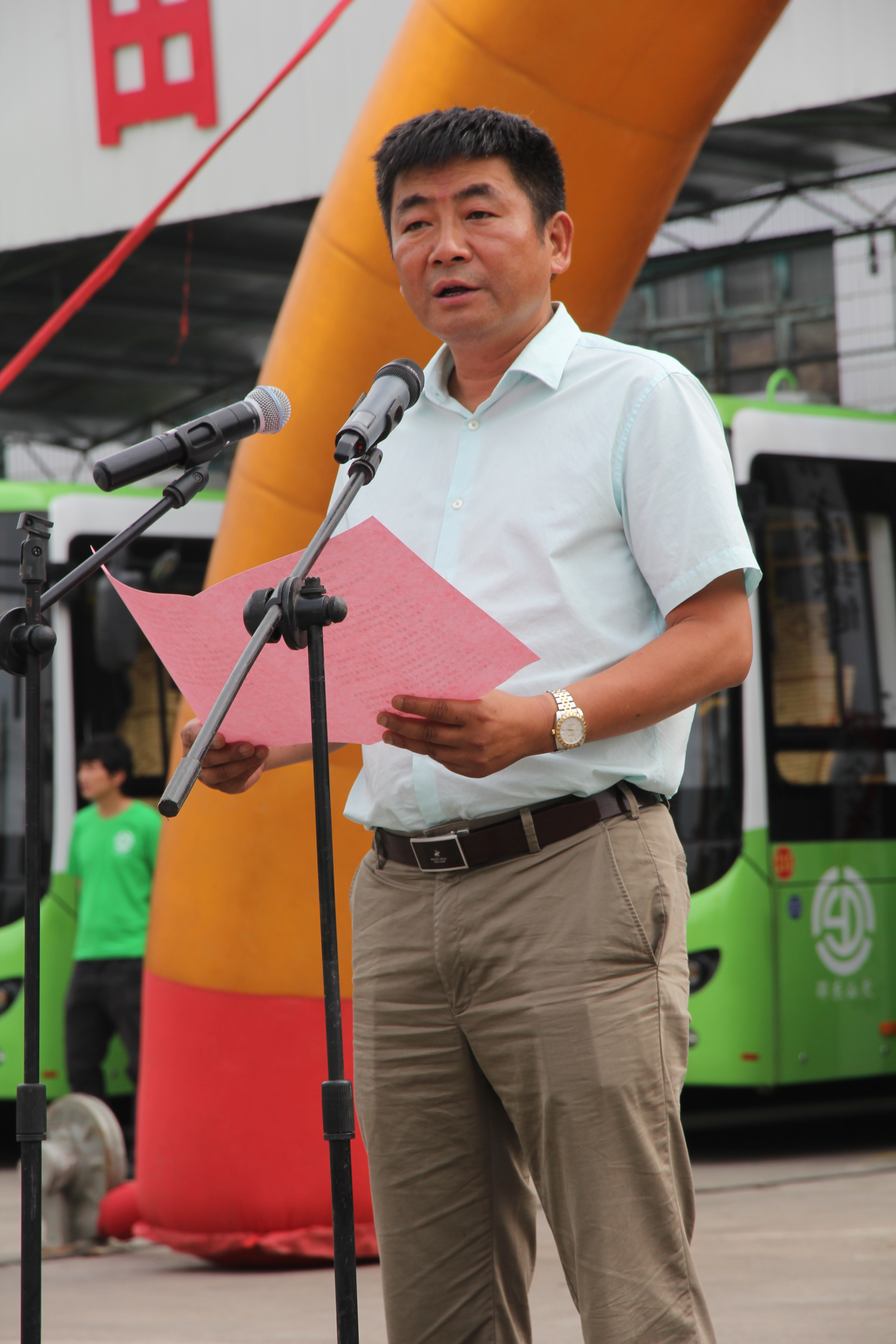 圖為純電動(dòng)公交車整裝待發(fā)。圖為市民在試乘純電動(dòng)公交車