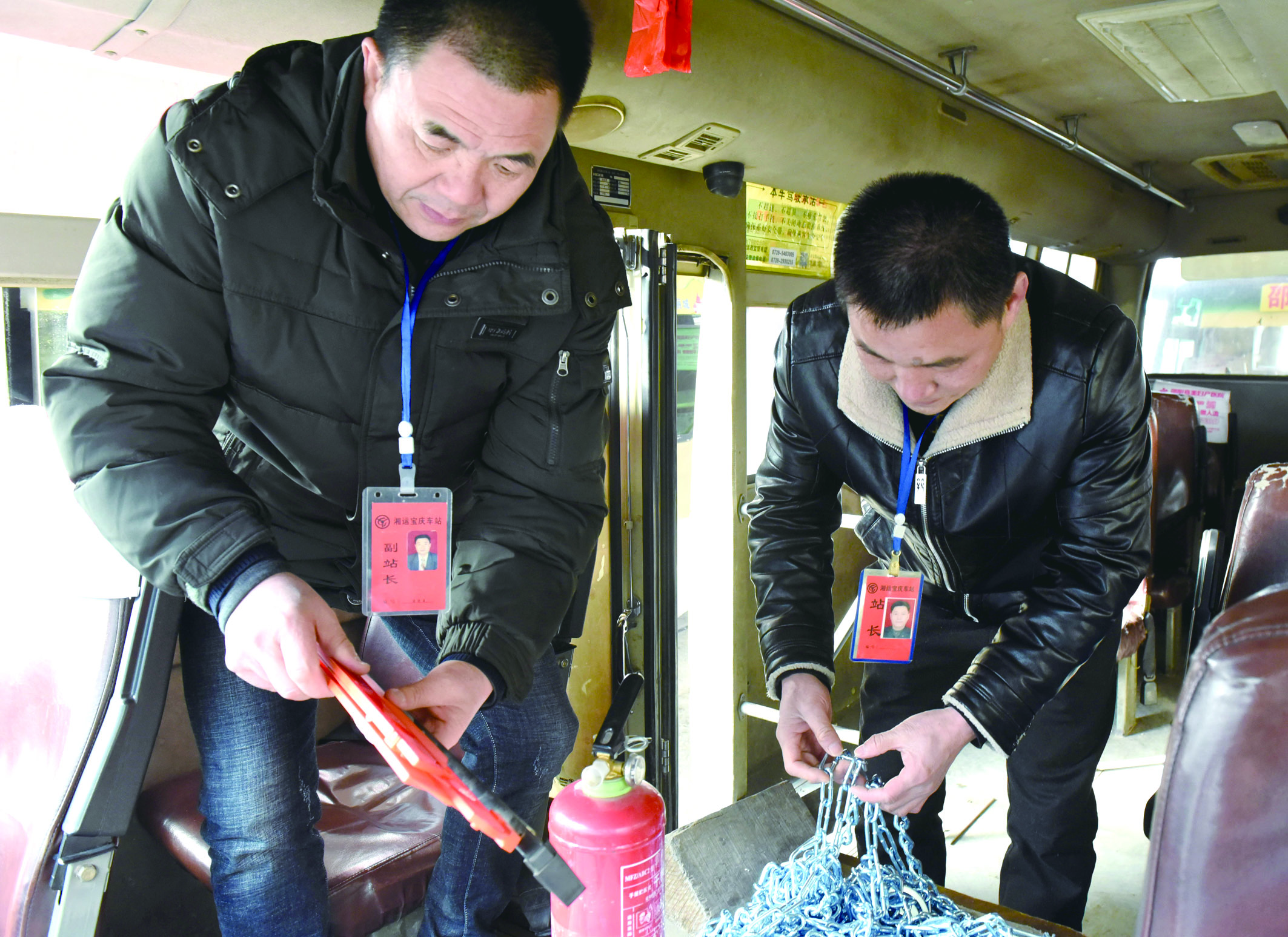 2月8日，市寶慶汽車站工作人員正在營運(yùn)車上檢查應(yīng)急設(shè)施及器材是否齊全有效