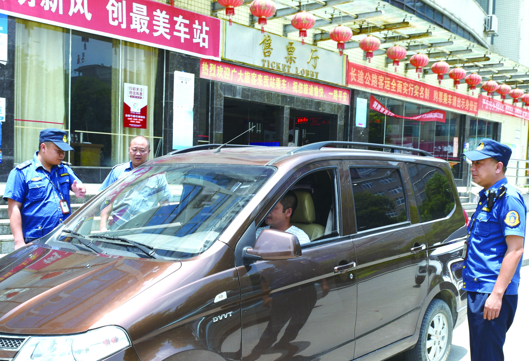 7月10日，洞口縣黃橋鎮(zhèn)副鎮(zhèn)長謝揚標（右）在黃橋汽車站檢查營運客車安全檢查情況。近段時間以來，黃橋汽車站全面排查交通安全等方面存在的安全隱患，并及時予以整改到位，做到防患于未然，確保安全生產(chǎn)工作萬無一失。據(jù)了解，今年上半年已消除交通安全隱患10余起。  李祖冠    攝影報道 