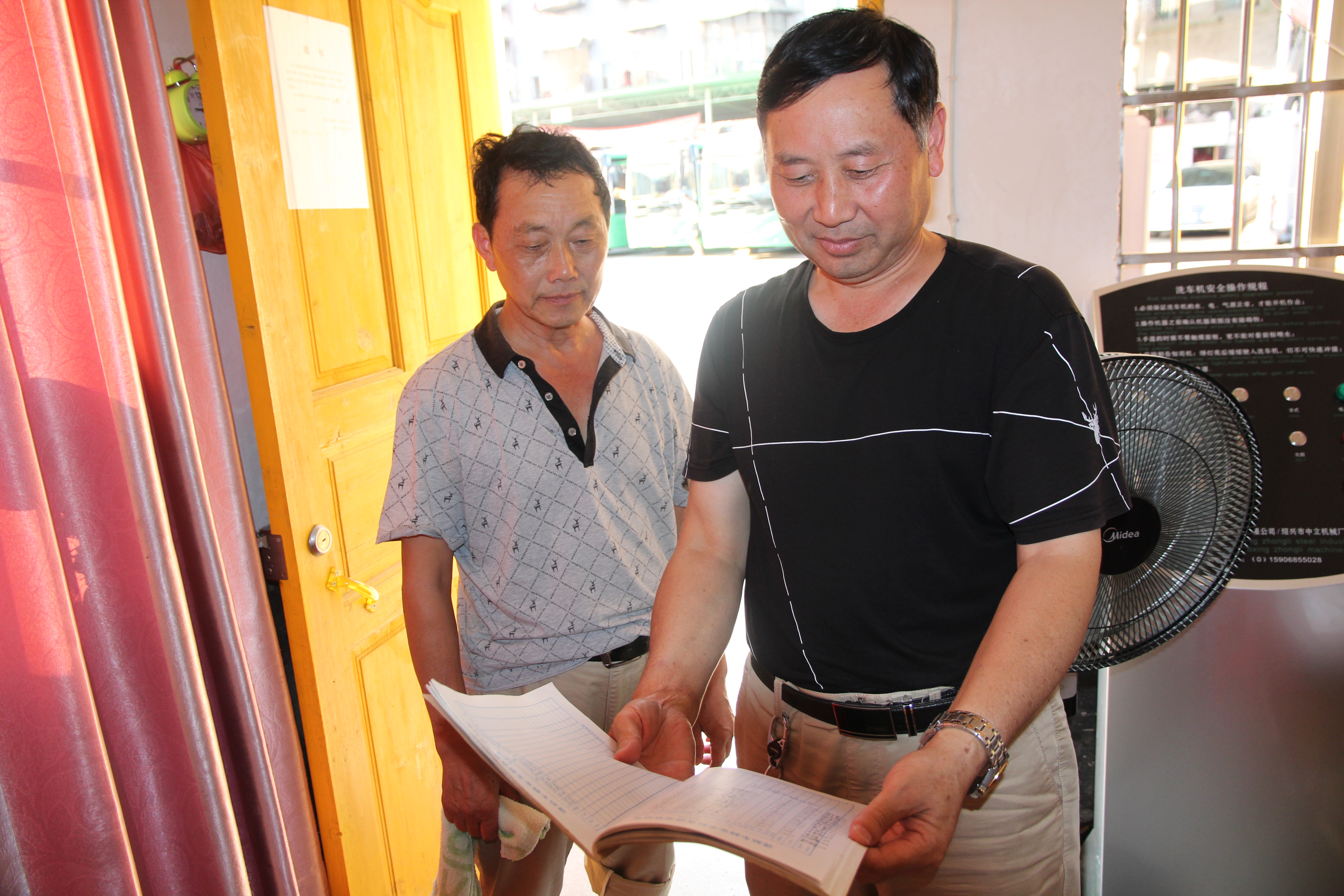 干工作就要盡力干好 ——記集團(tuán)公司優(yōu)秀黨員、綏寧綠洲公汽公司經(jīng)理李茂良 祖   冠