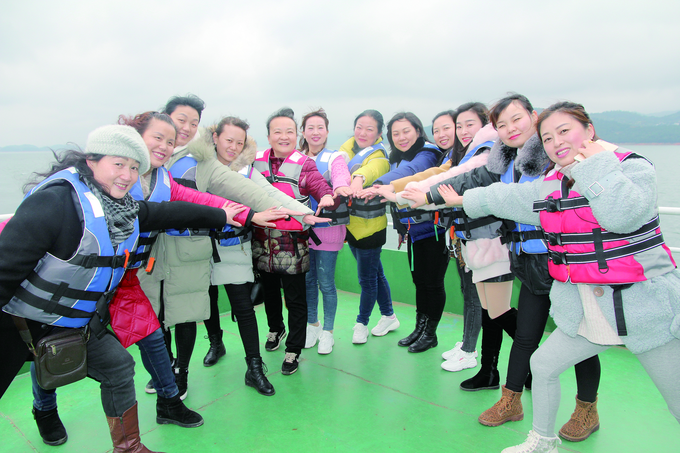 圖為女員工們?cè)谑难裕骸拔覟樯坳栂孢\(yùn)加油，我與邵陽湘運(yùn)共存?！? 李高雄  攝影報(bào)道