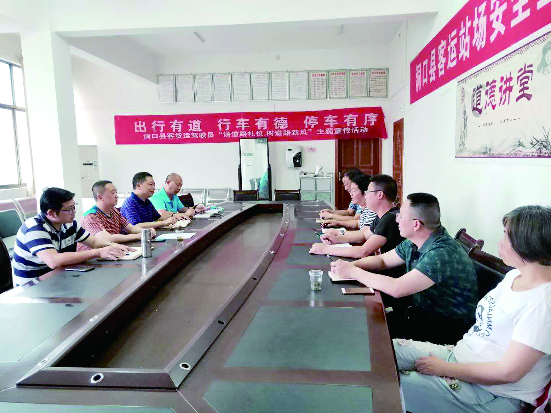 6月12日至13日，集團公司董事、副總經(jīng)理唐新宇率辦公室、房產(chǎn)基建、企管部門負責人深入分公司就門面合同等事項進行核查和清理，并對門面經(jīng)營狀況調(diào)研。據(jù)悉，兩天時間核對門面合同144份。 ? 為切實加強企業(yè)內(nèi)部管理，集團公司決定對全司門面管理開展清理，成立集團公司門面清理領導小組以抓好此項工作。圖為唐新宇（左二）在洞口客運分公司部署相關工作。 祖冠 攝影報道