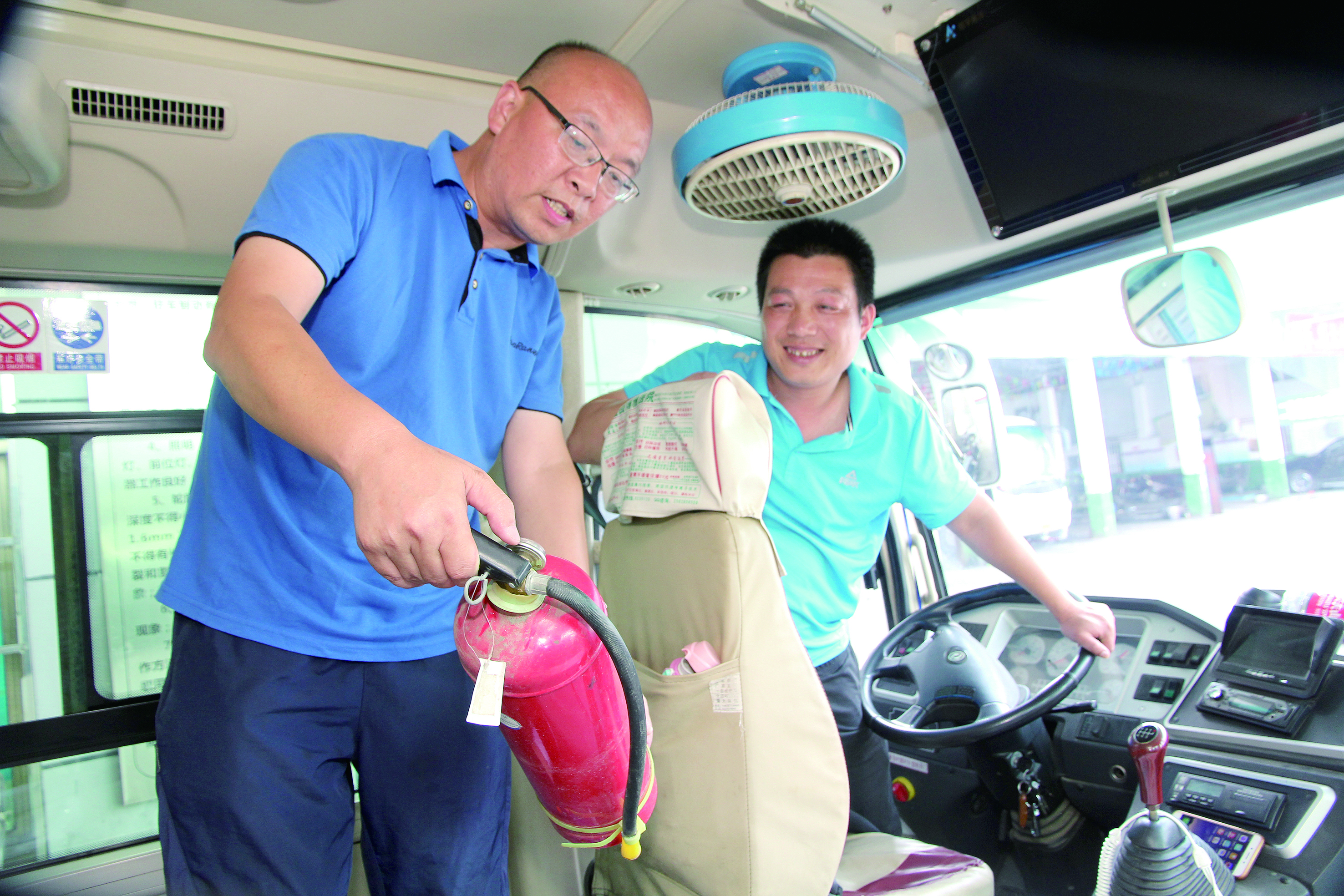 安全稽查兩不誤 ——記集團公司優(yōu)秀共產(chǎn)黨員、隆回汽車西站副站長李擁政 肖秀華